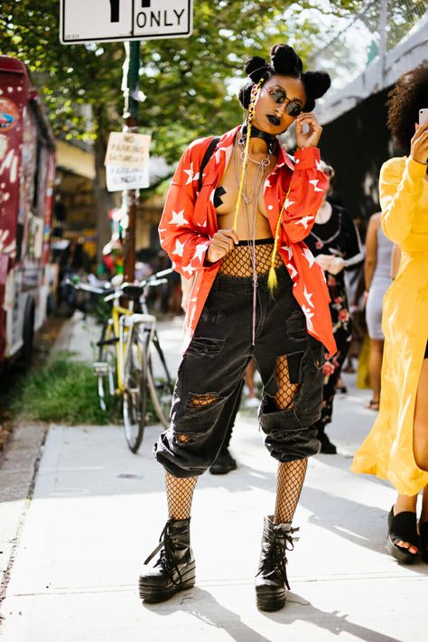 Street Fashion Colorful, Queer Rave Outfits, Punk Pride Outfit, Queer Festival Outfit, Afropunk Aesthetic, Afropunk Festival Outfit, Afro Rock Style, Afro Punk Outfits Black Women, Afro Outfits