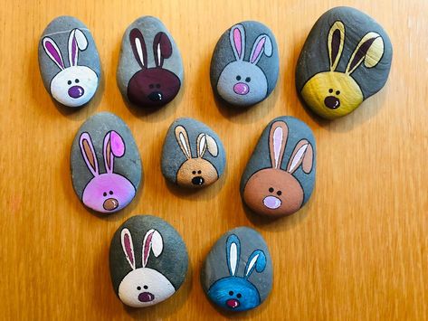 Painted Rock Bunny, Bunny Painted Rocks, Easter Rocks, Easter Rock Painting Ideas, Painted Rock Animals, Painted Rocks Kids, Rock And Pebbles, Painted Shells, Painted Rocks Craft