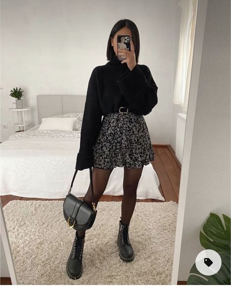 Black Dress Outfits For Women, Rara Skirt Outfit, Short Skirt Winter Outfit, Sweater And Dress Layering, Outfit Botas, Stylish Winter Outfits, Rock Outfit, Neue Outfits, Elegante Casual