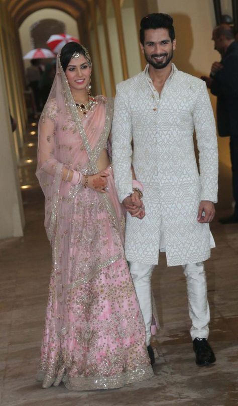 Looking perfect! Shahid Kapoor Wedding, Meera Kapoor, Pink Bridal Lehenga, Red Pastel, Mirror Work Lehenga, Mira Rajput, Anarkali Lehenga, Celebrity Style Icons, Modern Saree