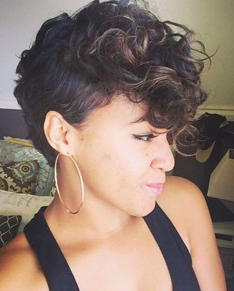 feminine curly mohawk                                                                                                                                                      Mehr Mohawk Hairstyles For Girls, Black Mohawk Hairstyles, Short Curly Mohawk, Curly Mohawk Hairstyles, Mohawk Haircut, Curly Mohawk, Curly Undercut, American Hairstyles, Cute Curly Hairstyles