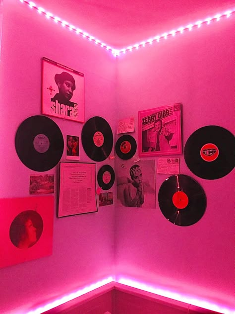 Pink Record Aesthetic, Girly 2000s Bedroom, Retro Theme Bedroom, Pink Disco Room Aesthetic, Disco Bedroom Decor, 2000 Room Decor, Neon Pink Room Aesthetic, Disco Room Ideas, Disco Themed Bedroom