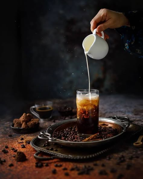 Development Photography, Coffee Pics, Ice Drink, Honey Cake Recipe, Milk Tea Recipes, Dark Food Photography, Restaurant Photography, Coffee Ice, Food Photography Inspiration