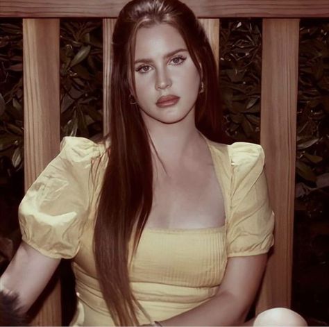 I believe in lana del rey supremacy Lana Del Rey Photoshoot, Lana Del Rey Hair, Images Terrifiantes, Blue Eyeshadow Looks, In The Pale Moonlight, Lana Rey, Cindy Kimberly, Orange Aesthetic, Tiny Dancer