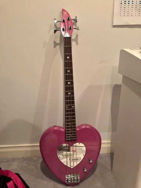 Heart Bass Guitar, Pretty Bass Guitars, Cute Bass Guitar, Pretty Electric Guitar, Cool Guitars Electric, Guitar Decor Ideas, Cute Guitars, Daisy Rock Guitar, Cool Bass Guitars