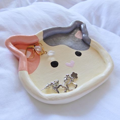 #clayjewelry #claycraft #cats #clay #paintingartideas #painting Cat Clay Tray, Clay Jewelry Tray, Clay Plates, Clay Diy Projects, Tanah Liat, Clay Bowl, Cute Clay, Cat Crafts, Ceramics Ideas Pottery