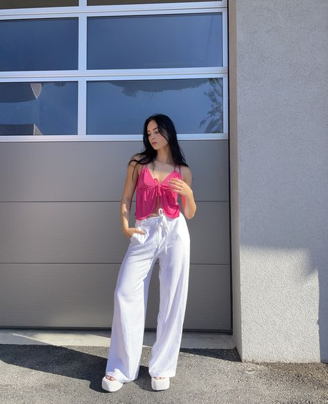 White Trousers Pink Top Outfit, White Pants With Pink Top Outfit, Barbie Pink Top Outfit, Linen Pants Outfit Summer Aesthetic, White Pants Pink Top Outfit, Pink Tank Top Outfit Summer, Pink Tank Top Outfit Aesthetic, Casual Lunch Outfit Summer, Pink Top Outfit Summer