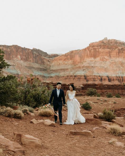 Utah Parks Elopement Guide | Meagan Lawler Photography. An amazing fall elopement in a Utah National Park at Capitol Reef. Get inspired by elopement photos, elopement ideas, elopement dress, and elopement photography. Book Meagan for your elopement or destination wedding at meaganelawler.com! Karoo Wedding, Desert Wedding Dress, Desert Wedding Ideas, Moab Wedding, Making A Wedding Dress, Utah Desert, Utah Elopement, Elopement Weddings, Desert Elopement