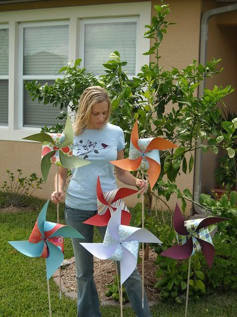 Pinwheels for a  simple decoration for an outdoor party Decorations For Outdoor Party, Diy Outdoor Party Decorations, Festival Decorations Outdoor, Pinwheel Party, Paper Pinwheels, Pin Wheels, Pinwheels Party, Pin Wheel, Simple Decoration