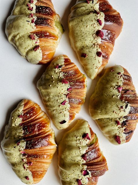 Types Of Croissants, Croissant Decoration Ideas, Matcha Croissant Recipe, Croissant Topping Ideas, Dipped Croissant, Croissant Topping, Bread Plating, Croissant Filling, Sweet Croissants