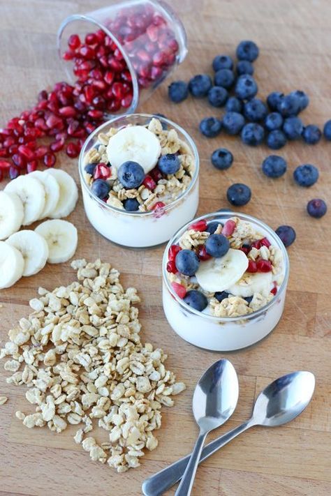 Petit déjeuner équilbré : fromage blanc, fruits frais et muësli. Healthy Yogurt Parfait, Yoghurt Parfait, Yogurt Toppings, Healthy Yogurt, Nutrition Sportive, Yogurt Parfait, Diet Vegetarian, Banana Healthy, Diet Keto