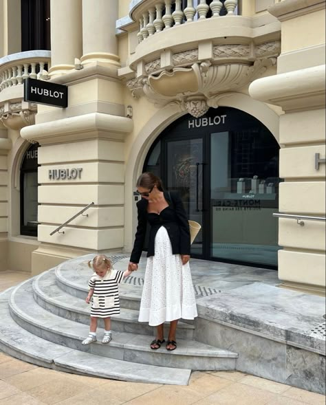 Classy Maternity Outfits, Mom Aesthetic Outfit, Aesthetic On A Budget, Maria Kragmann, Rich Mom Aesthetic, Mom Daughter Outfits, Rich Mom, Mom Aesthetic, Maternity Chic