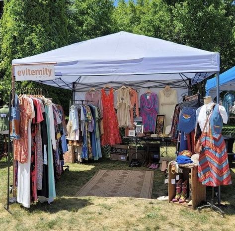 Thrift Shop Booth Ideas, Vintage Clothing Pop Up Booth, Vintage Clothing Market Stall, Clothing Pop Up Display, Fleamarket Booth Ideas, Vintage Clothing Pop Up, Farmers Market Clothing Display, Flea Market Clothing Booth Ideas, Market Clothing Display