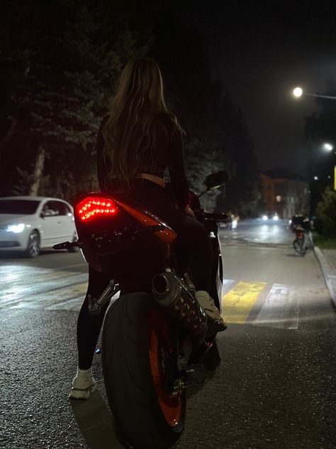 Girl On Motorcycle Aesthetic, Biker Woman Aesthetic, Female Biker Aesthetic, Girl Motorcyclist, Love Motorcycle, Image Moto, Bike Aesthetic, Motorcycle Aesthetic, Biker Aesthetic