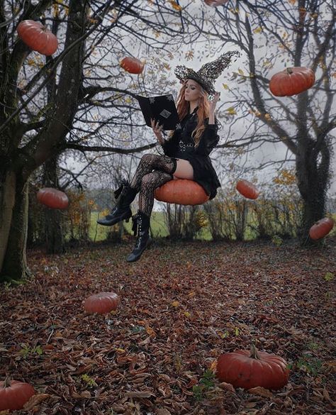 Halloween Shot Ideas, Halloween Tights, Witch Photos, Photo Halloween, Witch Pictures, Pumpkin Queen, October Autumn, Halloween Photography, Tai Chi Chuan