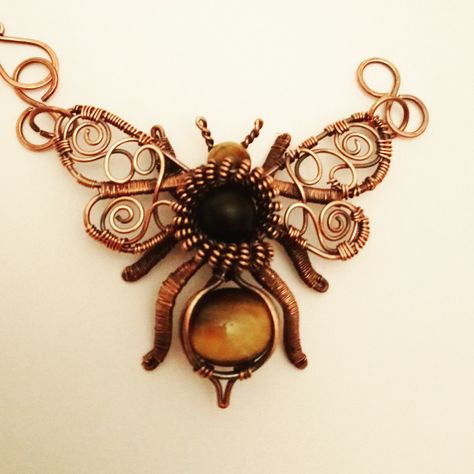 Gorgeous and lifelike copper bee, featuring tigers eye cabochon and filigree wings. By Anri Adachi Jewellery Wire Bee, Insect Sculpture, Wire Weaving Techniques, Oxidised Copper, Twist Jewelry, Wire Wrapped Stone Jewelry, Wire Wrap Jewelry Designs, Wire Design, Wire Jewelry Designs