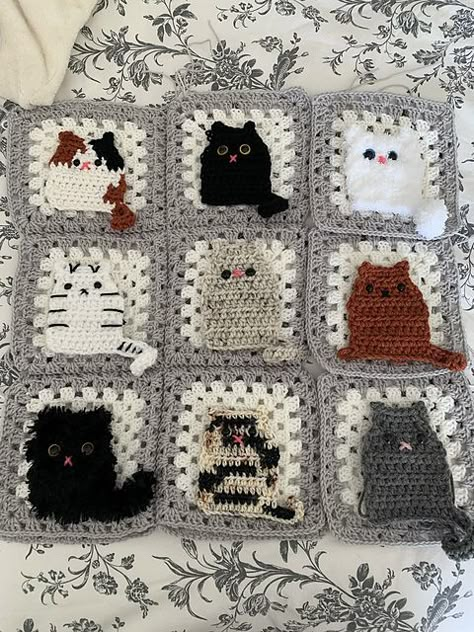 Kitty Blanket Crochet, Crochet Cat Decor, Crochet Cat Square, Kitty Granny Square, Cat Granny Square Crochet, Cat Granny Square, Crochet Cat Pillow, Granny Square Cat, Paw Crochet