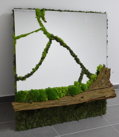 Machové zrkadlo Moss Wall Mirror, Moss On Mirror, Mirror With Plants, Mirror And Plants, Mirror Moss, Mirror Moss Art, Mirror Moss Diy, Mossy Mirror Diy, Recycled Mirror Ideas