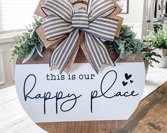 Happy Place Sign, Our Happy Place, Door Signs Diy, Wooden Door Signs, Wooden Welcome Signs, Fa Fal, Round Wood Sign, Front Door Signs, Wooden Door Hangers