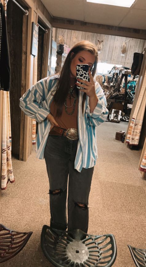 Fall outfit ideas with a western flare. Western fashion outfit ideas. Vintage button down shirts for traditional western flare. Vintage Western Button Up Shirt Outfits, Button Up Western Outfit, Vintage Western Outfits, Rodeo Wife, Western Summer Outfits, Outfit Ideas Vintage, Western Summer, Cody Johnson, Western Sweatshirts