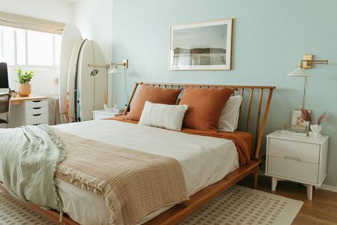 Midcentury Surf Bedroom Transformation — Wild Zephyr Co Modern Surf Style, Post Modern Beach House, Coastal Retro Decor, Mid Century Modern Beach House Bedroom, California Inspired Bedroom, Coastal Bohemian Bedroom, Retro Beach House Bedroom, Pnw Coastal Homes, Coastal Desert Decor