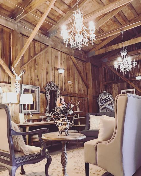 Rustic Bridal Suite, Bridal Cabin, Bridal Suite Ideas Wedding Day, Barn Venue Ideas, Bridal Suite Ideas, Bridal Suite Room, Barn Event Center, Groom Suite, Bridal Dressing Room