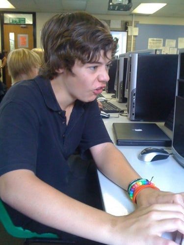 20 Rare Flashback Photos of Harry Styles 3 - J-14 Gambar One Direction, Harry Styles Memes, Harry Styles Funny, Harry 1d, One Direction Photos, Harry Styles Cute, Harry Styles Wallpaper, Harry Styles Pictures, Harry Styles Photos