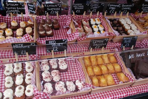 Cakes at Covent Garden Market Bakery Stall Display, Bakery Stall Ideas, Market Food Stall Ideas, Farmers Market Baking, Market Stall Display Ideas Food, Cake Stall Display Ideas, Cake Stall Ideas, Food Stall Ideas, Stall Display Ideas