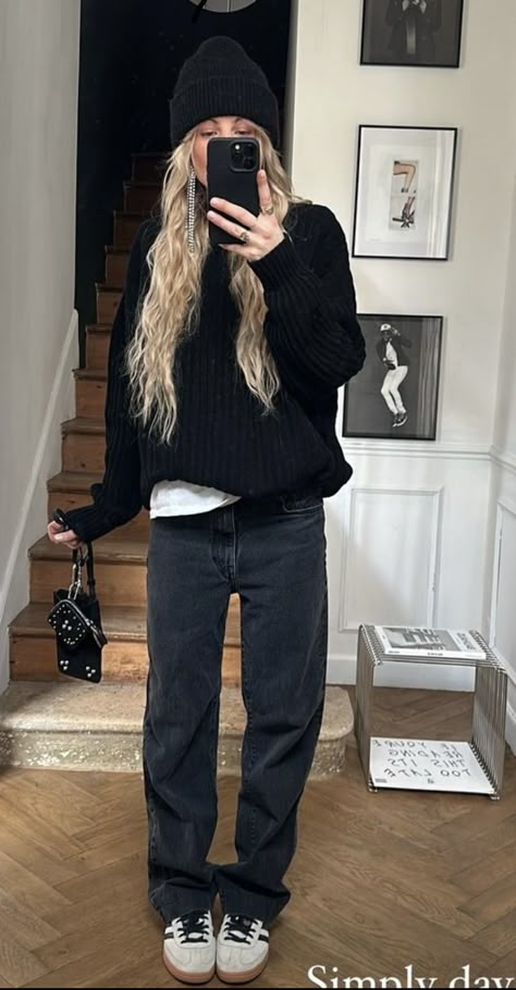 Casual Put Together Outfits Winter, Desert Casual Outfit, Lightweight Sweater Outfit, Hipster Women Outfits, Black Trousers Converse Outfit, Easy Street Style Outfits, Dark Hair Fashion Outfits, 2024 Grunge Outfits, Holiday Outfits With Boots