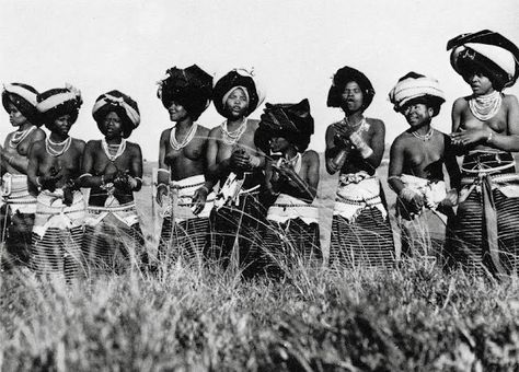 Unmarried Xhosa Girls in South Africa in the 1970's. Xhosa Photography, Dark Village, Xhosa Culture, Shaka Zulu, Xhosa Traditional Attire, African Beadwork, Xhosa Attire, African Ancestry, Vintage Black Glamour