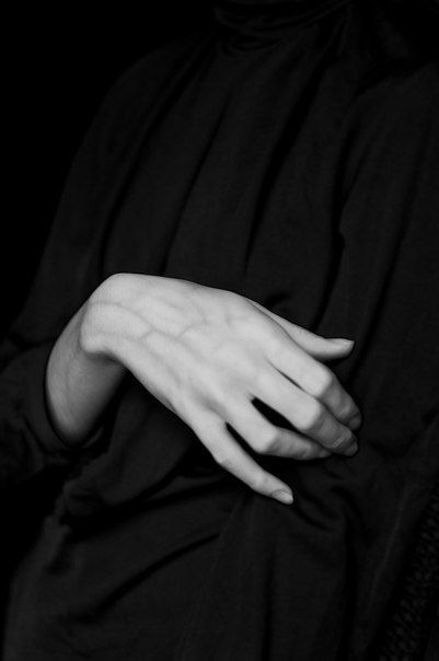 hand, black, and black and white image Tom Marvolo Riddle, Yennefer Of Vengerberg, Hand Photography, Hand Drawing Reference, Hand Reference, Body Reference, Anatomy Reference, 인물 사진, The Boy