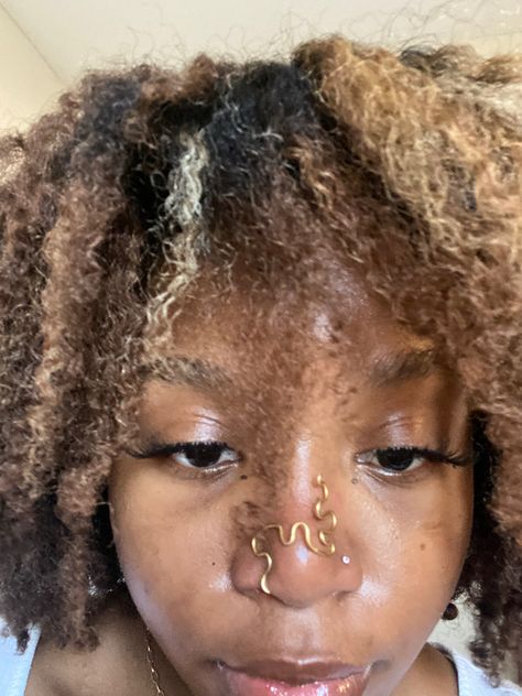 Nose Piercing Cuff, How To Make Nose Cuffs, Piercing Jewelry Nose, Boho Nose Piercing, Nose Cuff On Black Women, Cute Nose Jewelry, Nose Cuff Ideas, Diy Nose Cuff, Nose Piercing Inspo