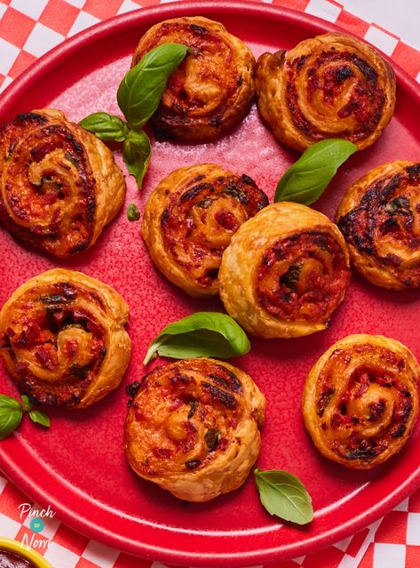 Pizza Swirls - Pinch Of Nom Pinch Of Nom Recipes, Puff Pastry Swirls, Pizza Swirls, Pastry Swirls, Gluten Free Pastry, Pinch Of Nom, Meal Options, Healthy Body Weight, Syn Free