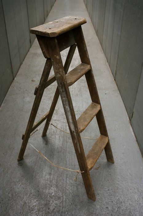 Hunt for these, in pairs with plank shelves with lace edging..... Step Ladder Ideas, Wooden Ladder Ideas, Plank Shelves, Worker Style, Old Ladder, Vintage Ladder, Step Stools, Painted Ladder, Wooden Ladder