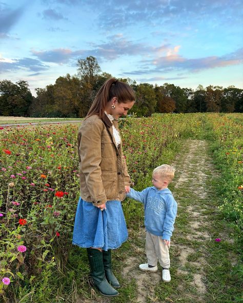 life is better on the farm 🫀 Farm Wife Aesthetic, Farmgirl Outfits, Farm Outfit Ideas, Farm Girl Aesthetic, Small Town Home, Lana Lang, Mom Fits, Farmer Girl, Farmers Wife