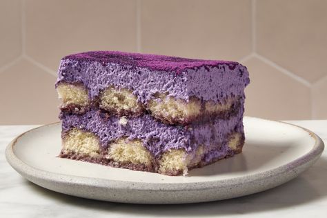 The color is unreal. Ube Dessert Aesthetic, Ube Banana Pudding, Tiramisu Pictures, Ube Tiramisu Recipes, Ube Tiramisu, Taro Desserts, Fluffy Banana Pudding, Aesthetic Tiramisu, Ube Pie