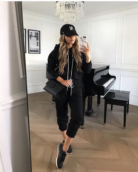 Black Cap Outfit, Cap Women Outfit, Cap Outfits For Women, Black Sweatsuit, Black Sneakers Outfit, Chic Athleisure Outfits, Ny Outfits, Errands Outfit, Cap Outfit