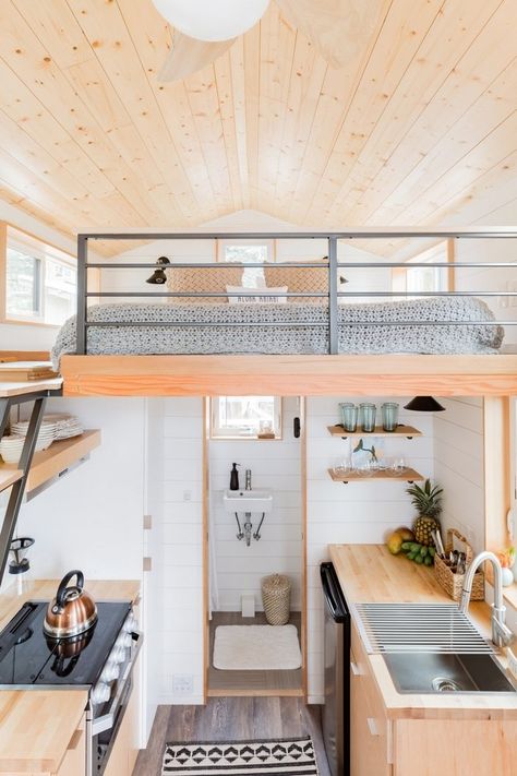 15 amazing tiny houses you can rent on Airbnb - Living in a shoebox Apartemen Studio, Open Loft, Tiny House Loft, House Loft, Farmhouse Interior Design, Tiny House Inspiration, Tiny Cabins, Tiny House Kitchen, Modern Tiny House