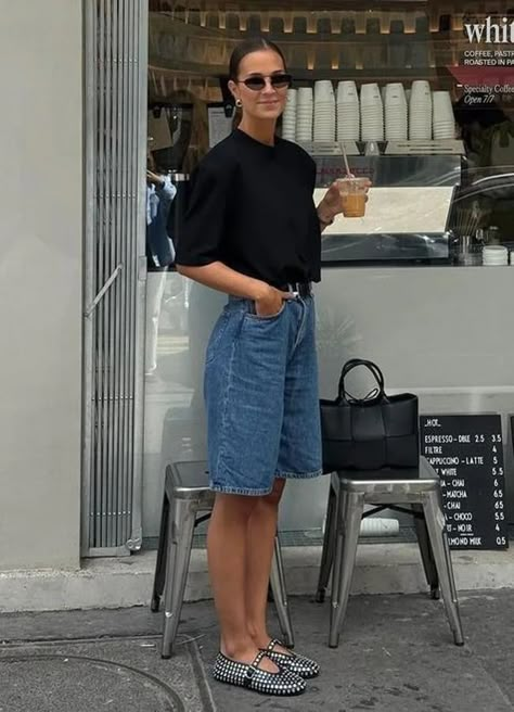 Style Bermuda Shorts Women, How To Style Long Shorts Women, Outfits 30s For Women, Jeans Bermuda Outfit, Look Shorts Jeans, Outfit Inspo Jorts, Outfits With Jeans Shorts, Street Style 2024 Summer, Bermuda Jeans Outfit