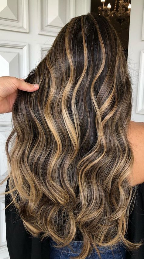 Caramel highlights? Yes, please! Add a hint of rich sweetness to your hair with an absolutely delectable shade of caramel. Take a look at our collection of stunning caramel highlights and add some oomph to your tresses today! Photo credit: Instagram @gilsonbitencourt Caramel Hair One Color, Back Hair With Highlights, Highlits Hair Brown, Carmal And Blonde Highlights On Dark Brown Hair, Full Highlights For Dark Hair Caramel, Carmel Color Highlights, Carmel And Blonde Highlights On Dark Brown Hair, Carmel Blonde Balayage On Dark Hair, Carmal And Blonde Balayage On Brown Hair