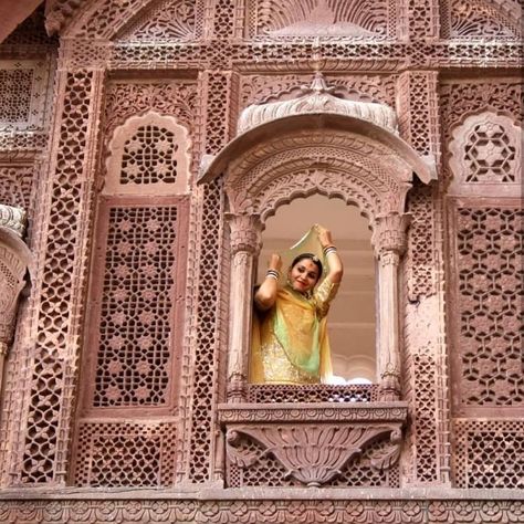 Yuvrani Shri Gayatri Raje of Jodhpur (Marwar) while watching Raj Gangaur at Mehrangarh Fort, Jodhpur. Rajputana Architecture, Rajput Aesthetic, Haveli Design, Rajasthani Architecture, Rajasthani Theme, Mughal Prints, Jaipur Palace, Mehrangarh Fort Jodhpur, Rajputana Culture