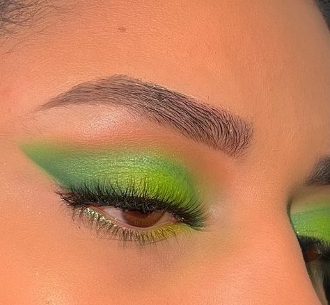 Neon Green Liner Makeup, Green Yellow Makeup Look, Lime Green Top Outfit Summer, Green Rave Makeup Ideas, Neon Green Rave Makeup, Bright Green Eyeshadow Looks, Green Summer Makeup, Nct Concert Makeup, Bright Green Eye Makeup