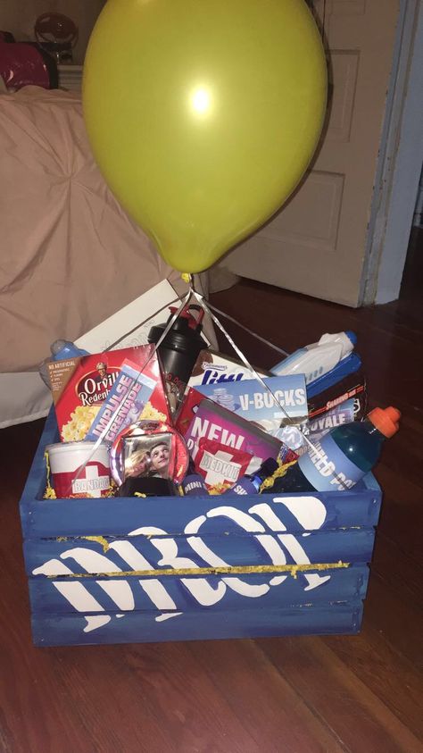 Gamer Snack Basket, Fortnite Gift Basket, Valentines Gift For Boyfriend Gamer, Fortnite Gift Ideas, Gaming Gifts For Boyfriend, Gamer Gift Basket, Gamer Boyfriend Gifts, Gift Presentation Ideas, Gift Birthday Boyfriend