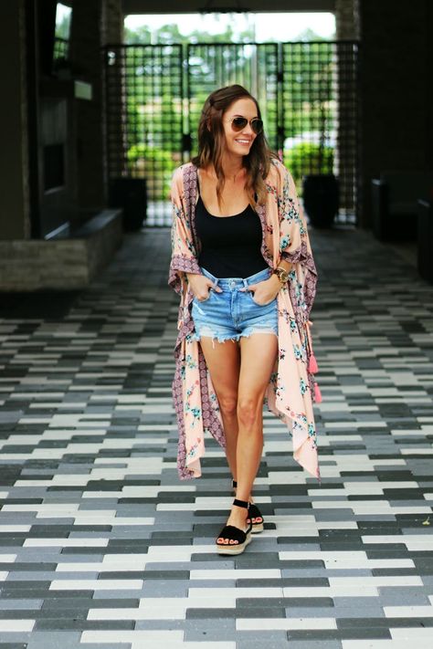 Jean Shorts With Kimono Outfit, Denim Shorts And Kimono Outfit, Styling A Kimono Summer Outfits, Summer Outfits With Kimono, Outfits With Kimonos Summer, Shorts With Kimono Outfit, Goa Wear For Women, Goa Outfits Women Ideas, Style Kimono Outfits