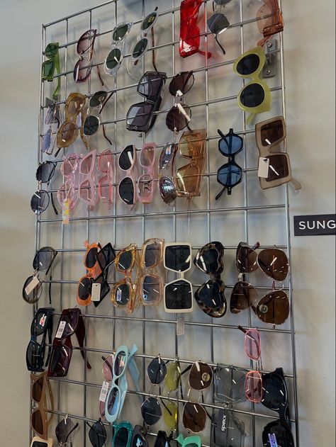 Display Sunglasses Ideas, Sunglasses Display Ideas Store Design, Secondhand Store Design, Glasses Display Ideas, Sunglass Display Ideas, Sunglasses Display Diy, Second Hand Store Ideas, Sunglasses Wall, Sunglasses Rack