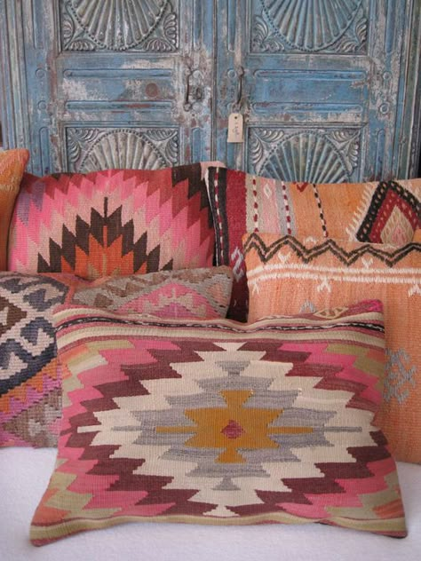 Easy Pillows, Pillow Tutorial, Ibiza Style, Deco Boheme, Bohemian Interior, Boho Diy, Boho Interior, Colorful Pillows, Kilim Cushions