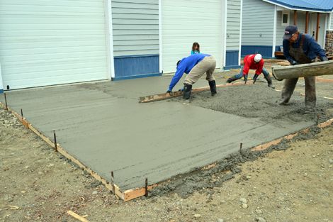 Laying Concrete, Diy Concrete Patio, Concrete Pad, Concrete Tools, Diy Concrete, Concrete Projects, Outside Living, Backyard Deck, Concrete Patio