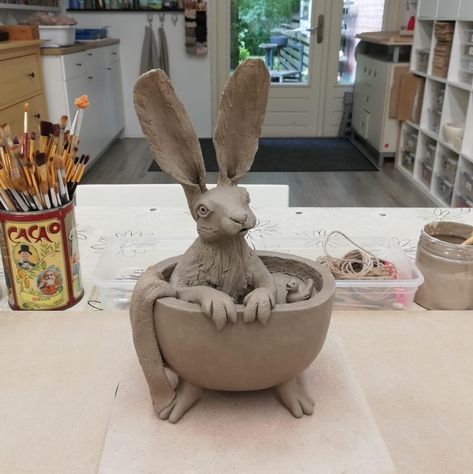 Ceramic Rabbits Pottery, Pottery Bunny, Rabbit Sculpture, Pottery Animals, Ceramic Bunny, Pottery Workshop, Pottery Handbuilding, Hand Built Pottery, Pottery Crafts