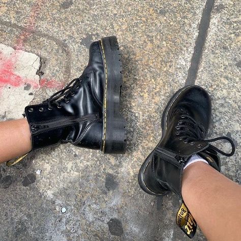 Doc Martens Black, Doc Martens Boots, Shoe Inspo, The Wave, Sneaker Collection, Doc Martens, Dr. Martens Boots, Outfits Aesthetic, Dr. Martens