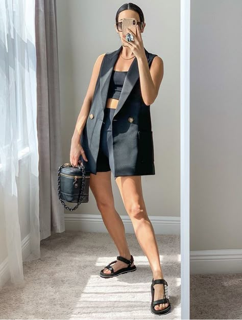 Long Vest Street Style, Vest Blazer Outfit Summer, Long Vest Summer Outfit, Short Waistcoat Outfit, Oversized Sleeveless Blazer Outfit, Black Open Vest Outfit, Black Sleeveless Blazer Outfit, Blazer Vest Outfit, Long Vest Outfits For Women